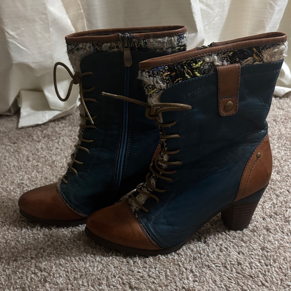 Stylish Lace-Up Boots in Blue and Brown